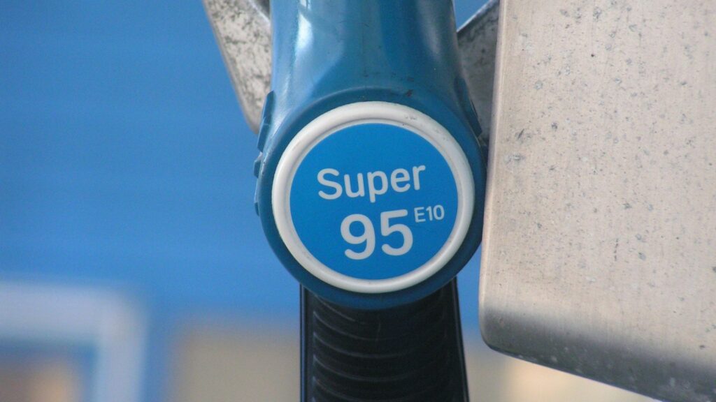 Ropa, resp., vlastní ropný produkt, tvoří pouze zhruba třetinu finální ceny benzínu. Zbytek tvoří daně a marže. Ilustrační foto: Pixabay.com