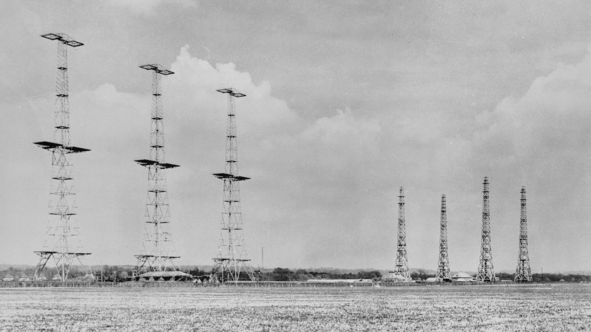 Instalace radarů v britském Sussexu. Na levé straně tři předválečné radary Chain Home, jichž měla Velká Británie před začátkem druhé světové války k dispozici celkem 19. Foto: Imperial War Museums, Public Domain, https://commons.wikimedia.org/w/index.php?curid=24473222