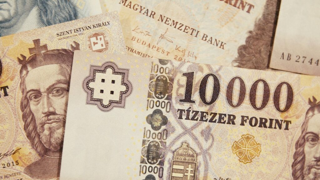 Maďarský forint žene k silnějším úrovním stále intenzivnější předvolební kampaň před dubnovými volbami. Ilustrační foto: Depositphotos.com