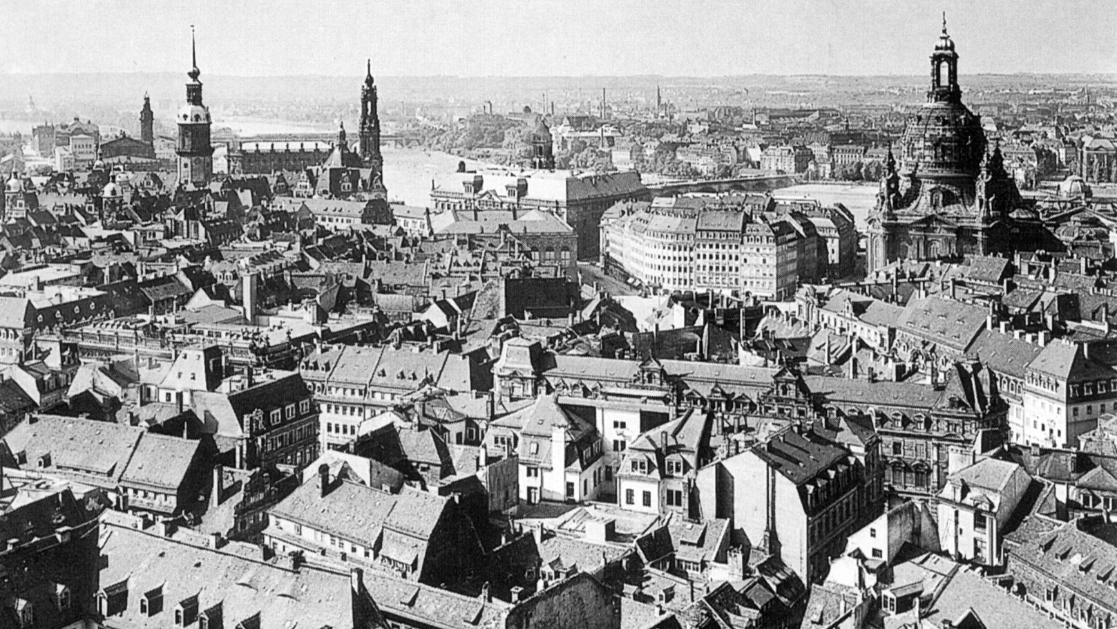 Pohled z radnice na Altstadt (staré město), 1910. Foto: Neznámý autor, volné dílo, https://commons.wikimedia.org/w/index.php?curid=1151075