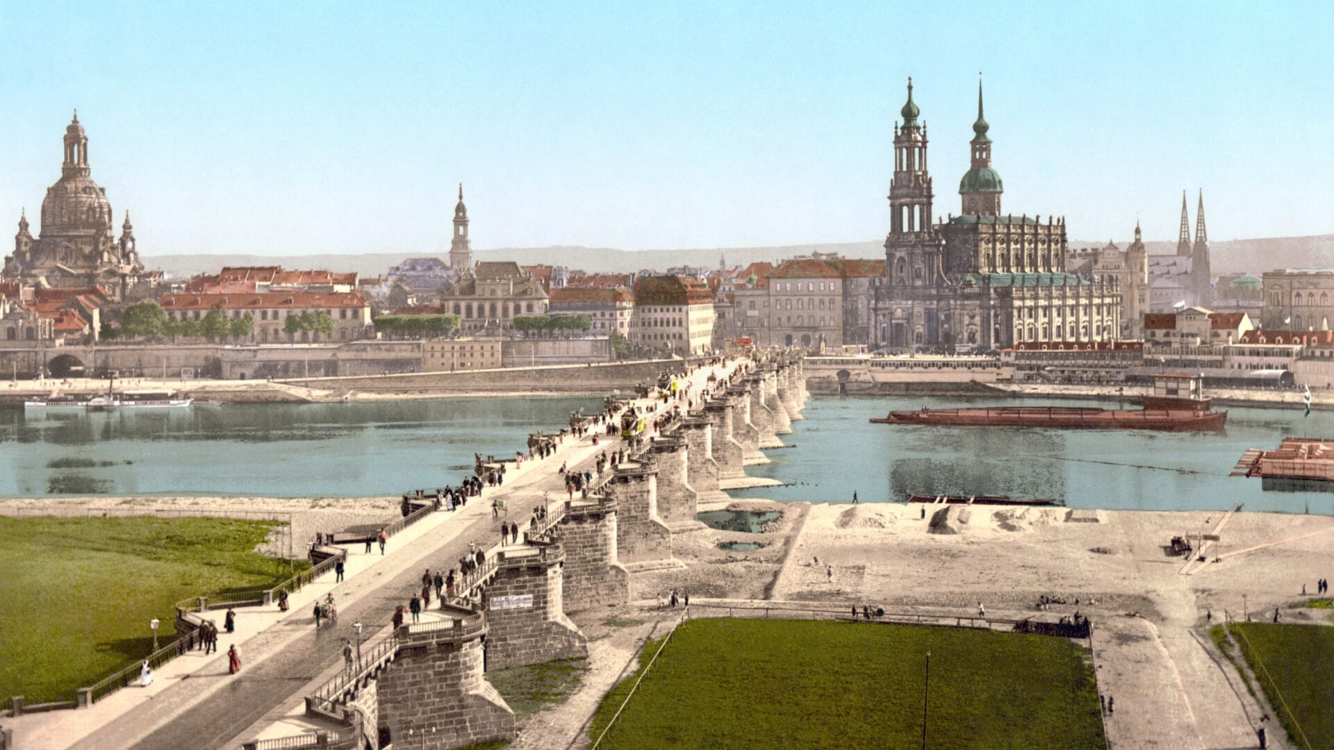 Obrázek Drážďan na konci 19. století včetně Frauenkirche, Augustova mostu a katedrály Nejsvětější Trojice. Autor: Detroit Publishing Co. – Tento obrázek je k dispozici v oddělení Prints and Photographs division americké Knihovny Kongresu pod digitálním ID ppmsca.00938. Volné dílo, https://commons.wikimedia.org/w/index.php?curid=6331603