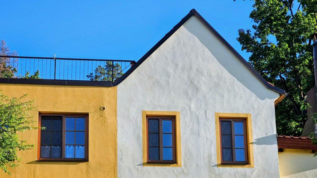 Majitelé některých starších rodinných domů nabízenou prodejní cenu výrazně přestřelují. Ilustrační foto: faei.cz/Pavel Baroch