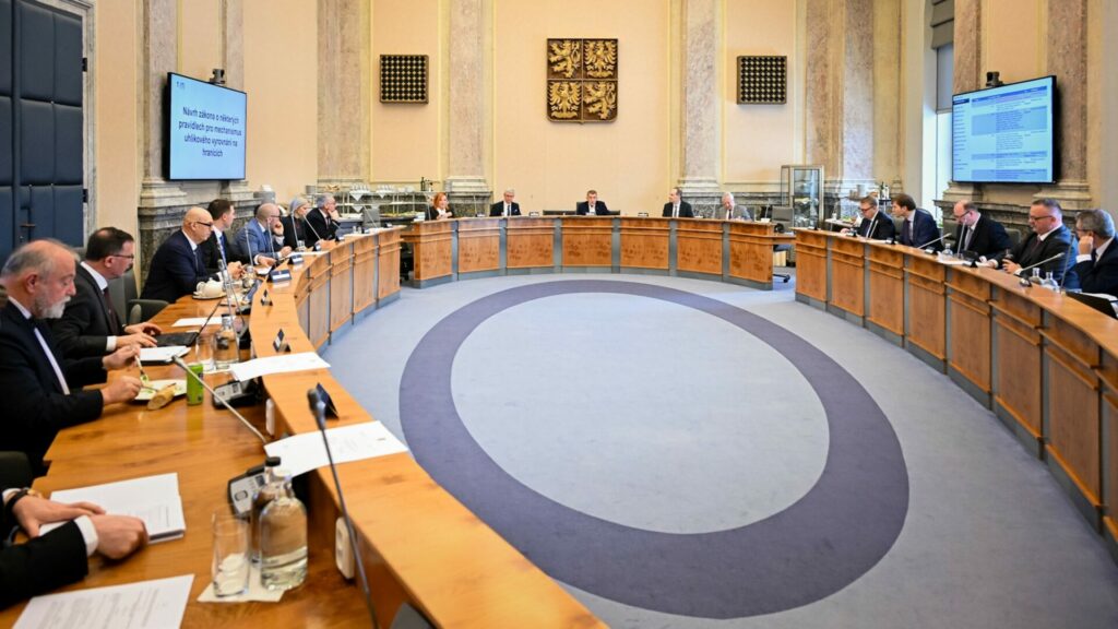 Koaliční vláda se chystá snížit korporátní daň o dvě procenta. Přinese to více škody, než užitku? Ilustrační foto: Úřad vlády, se souhlasem