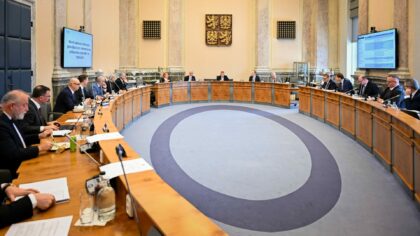 Koaliční vláda se chystá snížit korporátní daň o dvě procenta. Přinese to více škody, než užitku? Ilustrační foto: Úřad vlády, se souhlasem