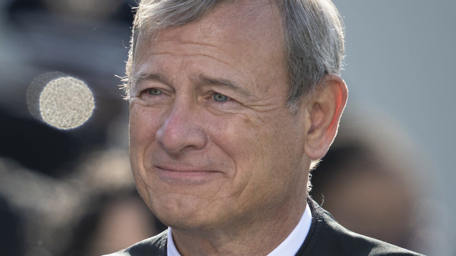 Podle Johna Robertse, předsedy Nejvyššího soudu USA, je zavedení cel uvalení daní na americký lid. Ilustrační foto: By Chairman of the Joint Chiefs of Staff from Washington D.C, United States - 210120-D-WD757-2048, CC BY 2.0, https://commons.wikimedia.org/w/index.php?curid=99779157