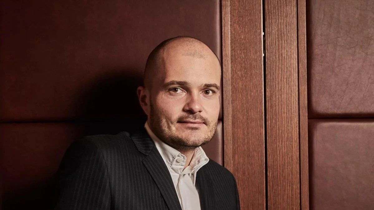 Vstup holdingu Czechoslovak Group (CSG) českého zbrojaře Michala Strnada (na snímku) na evropský a český akciový trh v lednu 2026 se zapsal do dějin jako největší primární úpis akcií (IPO) obranné firmy v historii. Ilustrační foto: CSG