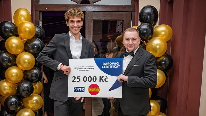 Předání daru: Vlevo Jiří Brančík, vpravo Jiří Zahradník, zakladatel organizace Dortem proti rakovině. Foto: Lukáš Zima/Jysk