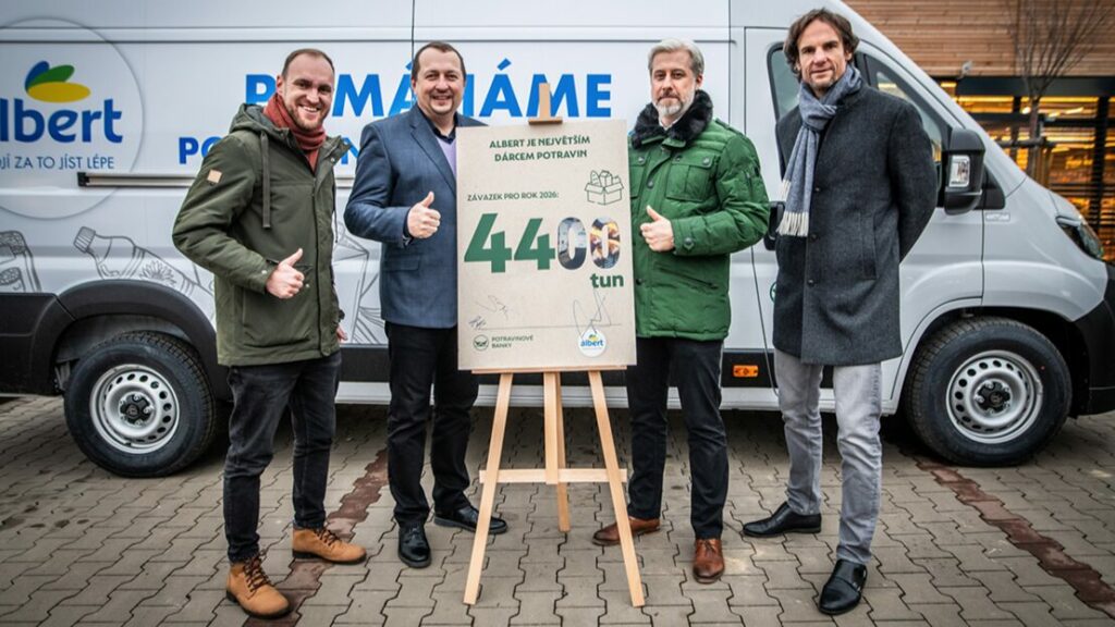 Na fotce (zleva): Za Českou federaci potravinových bank Rostislav Ráček (projektový manažer), Aleš Slavíček (předseda) a za Albert Peter Daňo (Operations Strategy & Support Director), Jiří Mareček (ředitel komunikace a udržitelnosti). Foto: Albert