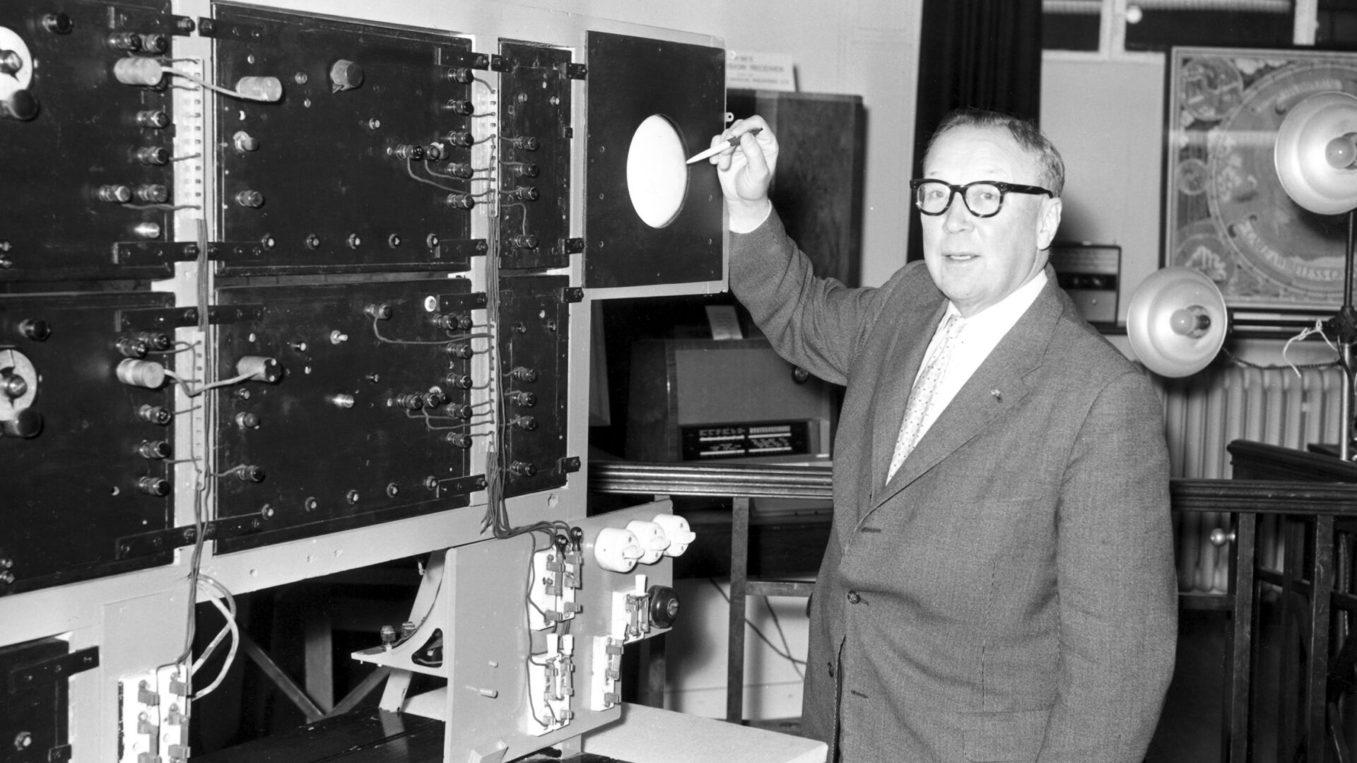 Robert Watson-Watt (1892–1973) byl skotský fyzik, který výrazně přispěl k objevu technologie radaru. Od roku 1935 byl ředitelem základny RAF v Suffolku, kde byl radar vyvinut a zkonstruován. Robert Watson-Watt byl potomkem vynálezce parního stroje Jamese Watta. V roce 1942 byl povášen do šlechtického stavu. Zdroj: Science Museum, se souhlasem