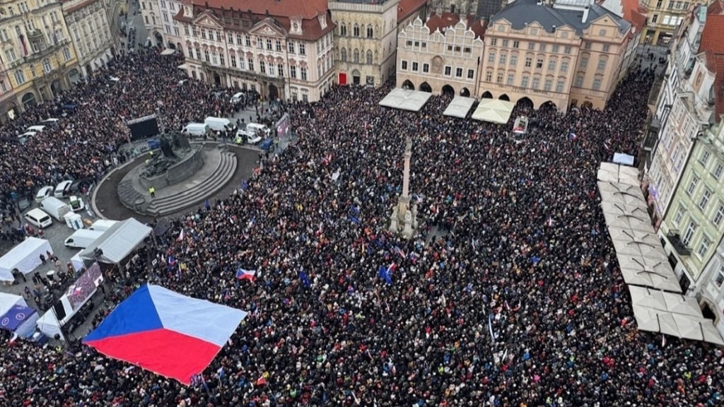 Staroměstské náměstí se při vyjádření podpory prezidentovi zaplnilo i do přilehlých ulic a do spodní části Václavského náměstí. Ilustrační foto: Milion chvilek pro demokracii, se souhlasem