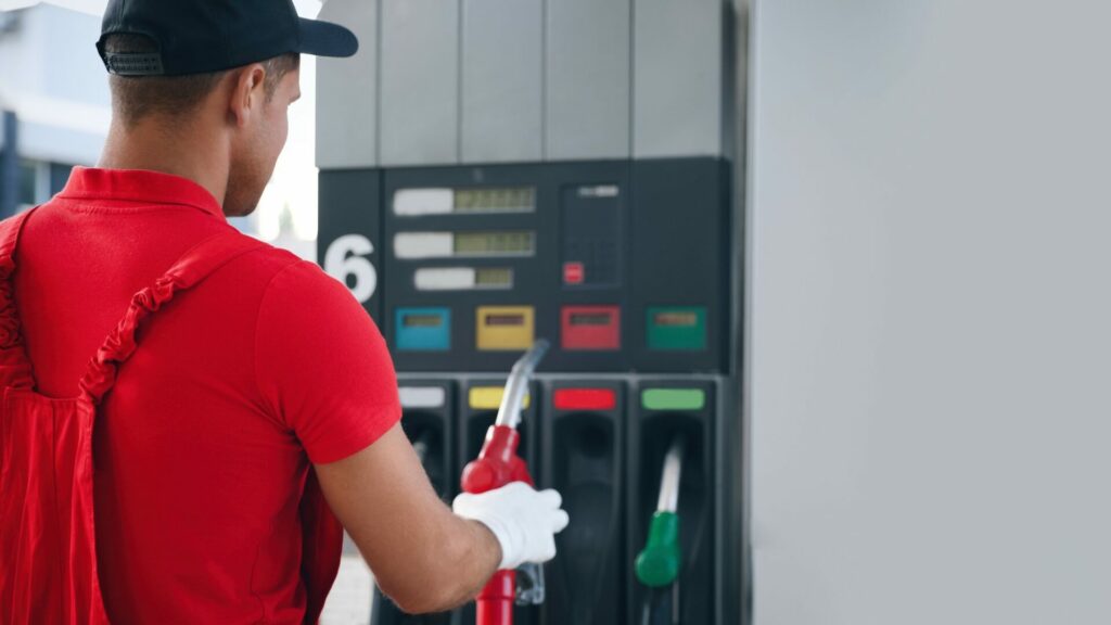 Tuzemské čerpací stanice nebývale rychle zvedly ceny pohonných hmot, ty tak v dalších sedmi dnech zdraží nejspíše o další tři koruny za litr. Ilustrační foto: Depositphotos.com