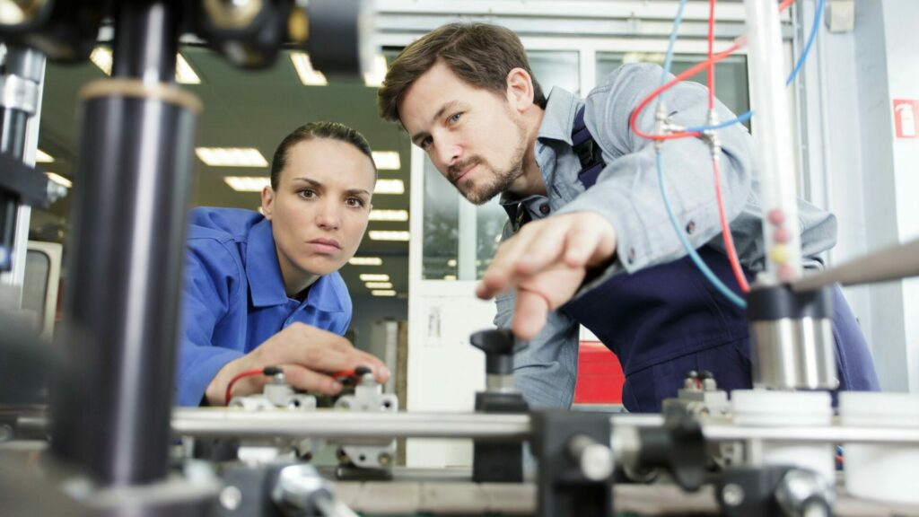 Tuzemská průmyslová výroba v lednu meziměsíčně výrazně klesla a nenavázala tak na silný růst patrný od září loňského roku. Ilustrační foto: Depositphotos.com