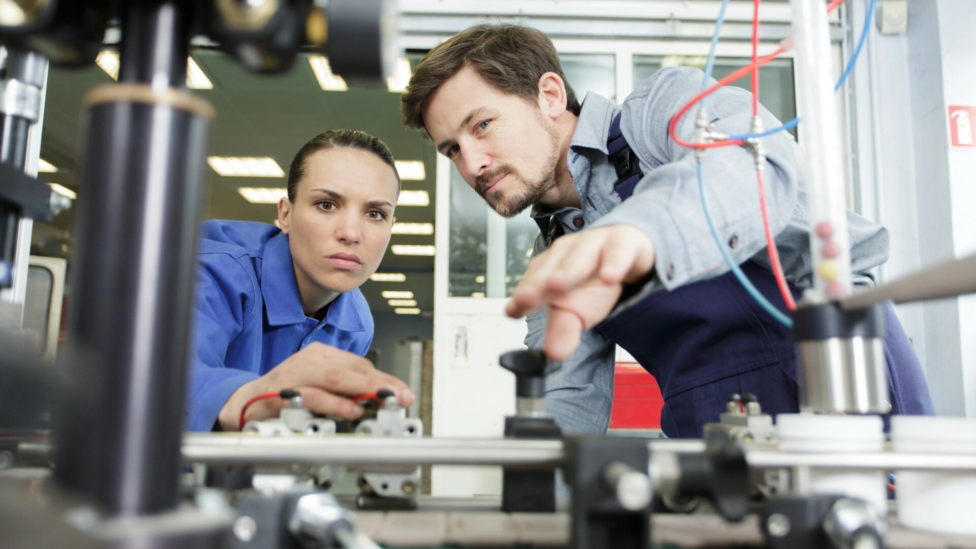 Tuzemská průmyslová výroba v lednu meziměsíčně výrazně klesla a nenavázala tak na silný růst patrný od září loňského roku. Ilustrační foto: Depositphotos.com