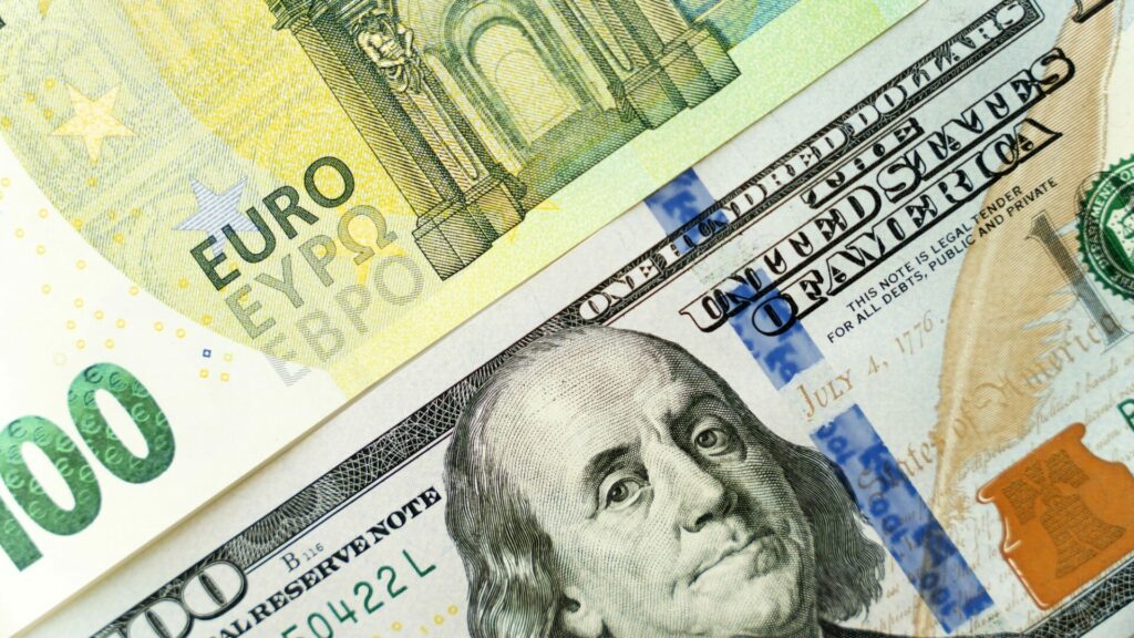 Euro ve středu vůči dolaru mírně korigovalo ztráty, které utrpělo v první polovině týdne. Ilustrační foto: Depositphotos.com