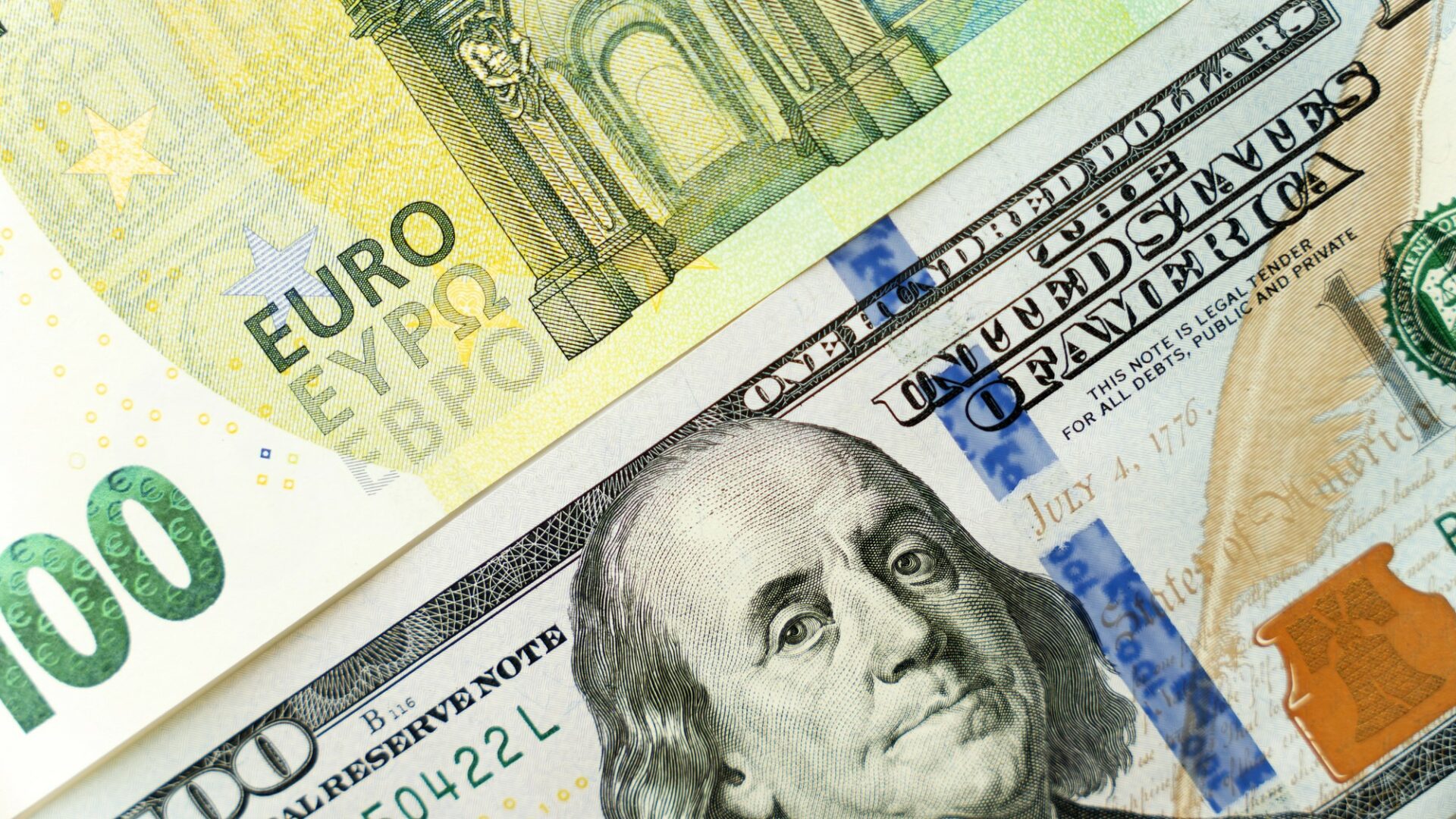 Euro ve středu vůči dolaru mírně korigovalo ztráty, které utrpělo v první polovině týdne. Ilustrační foto: Depositphotos.com