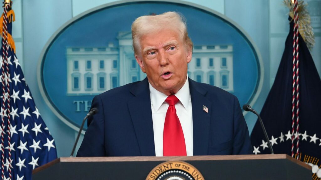 Donald Trump zcela překvapivě oznámil, že namísto ještě masivnějšího bombardování začal s Íránem vyjednávat o příměří. Ilustrační foto: Depositphotos.com