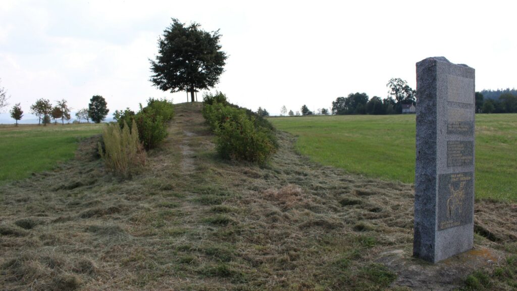 K 350. výročí bitvy v roce 1995 byl na místě bitvy postaven památník ve tvaru slzy. Na památku obětí se koná každým rokem pochod Po stopách bitvy u Jankova. Zdroj: BíláVrána – Vlastní dílo, CC BY-SA 4.0, https://commons.wikimedia.org/w/index.php?curid=58417424