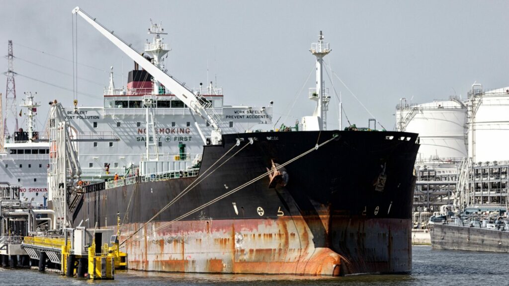 Hormuzským průlivem se přepravuje zhruba 20 procent světových dodávek ropy. Ilustrační foto: Depositphotos.com