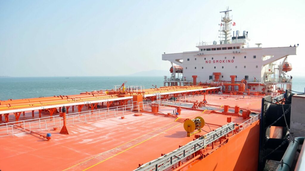 Hormuzským průlivem neproplouvají žádné tankery. To může celosvětově dále zdražit nejen paliva, ale třeba i hnojiva a potraviny. Ilustrační foto: Depositphotos.com