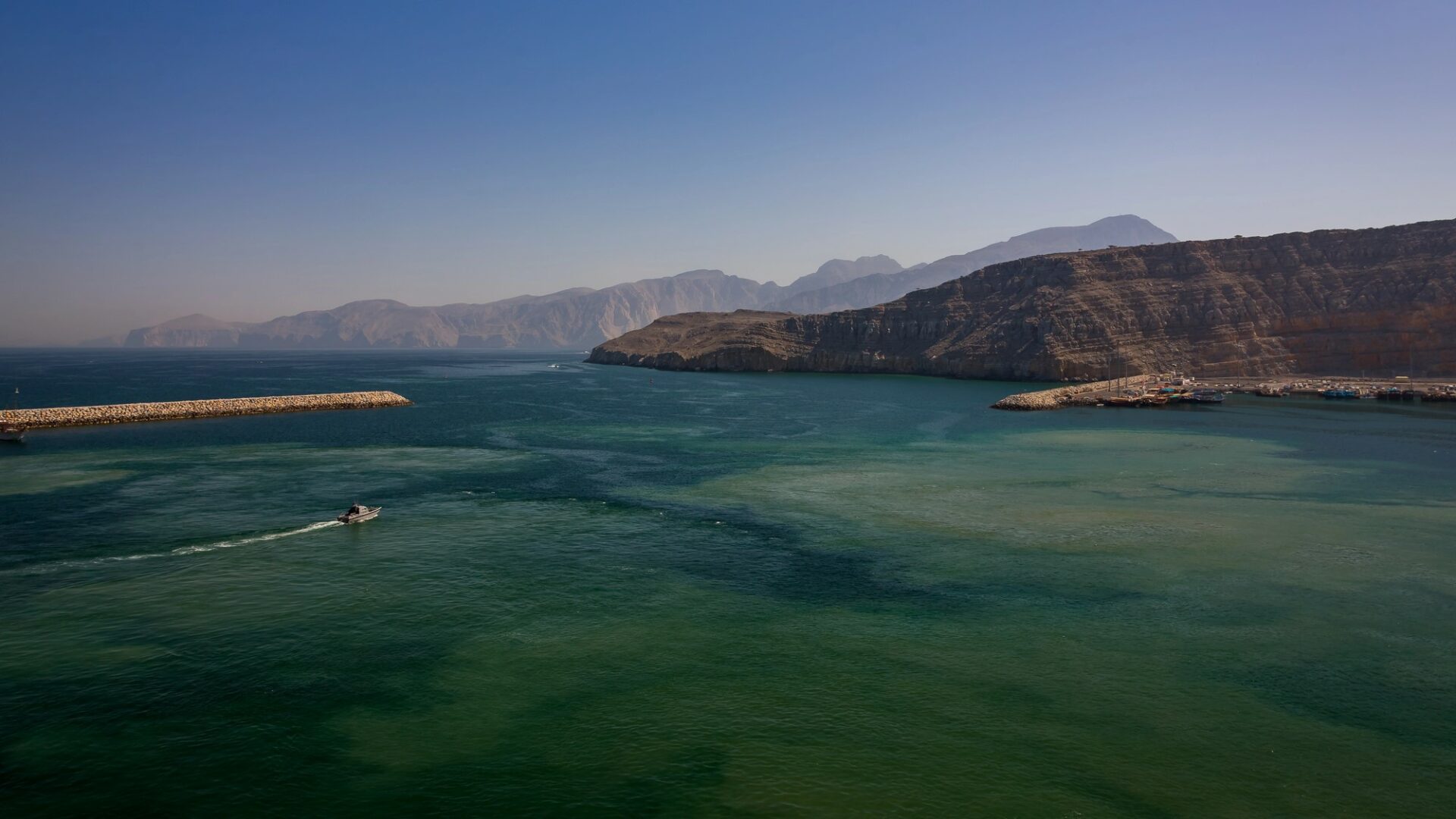 Rizika pro ekonomický vývoj jsou nadále spojována hlavně s Hormuzským průlivem. Ilustrační foto: Depositphotos.com