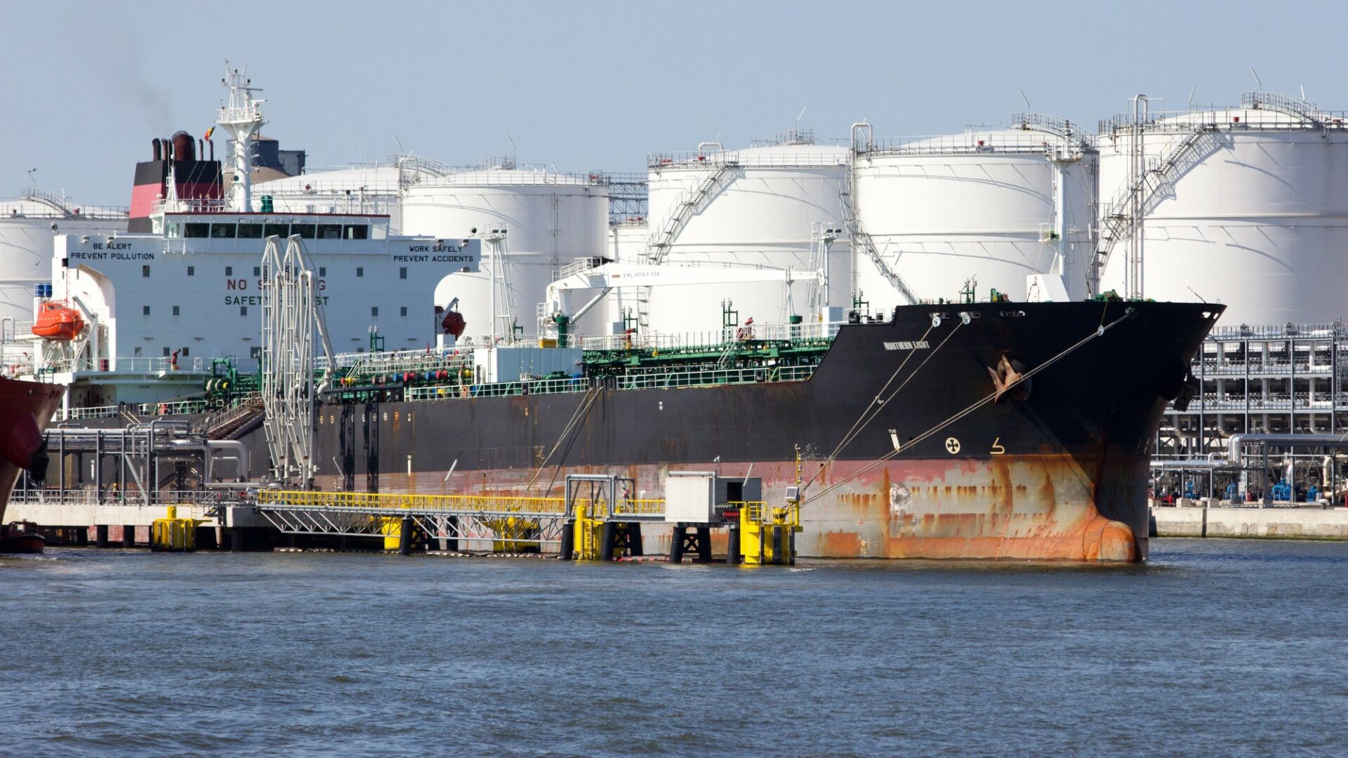 V důsledku zvýšeného rizika útoků stojí v přístavech asi 3 700 lodí, což vede ke zpožděním dodávek a jejich snížení. Ilustrační foto: Depositphotos.com