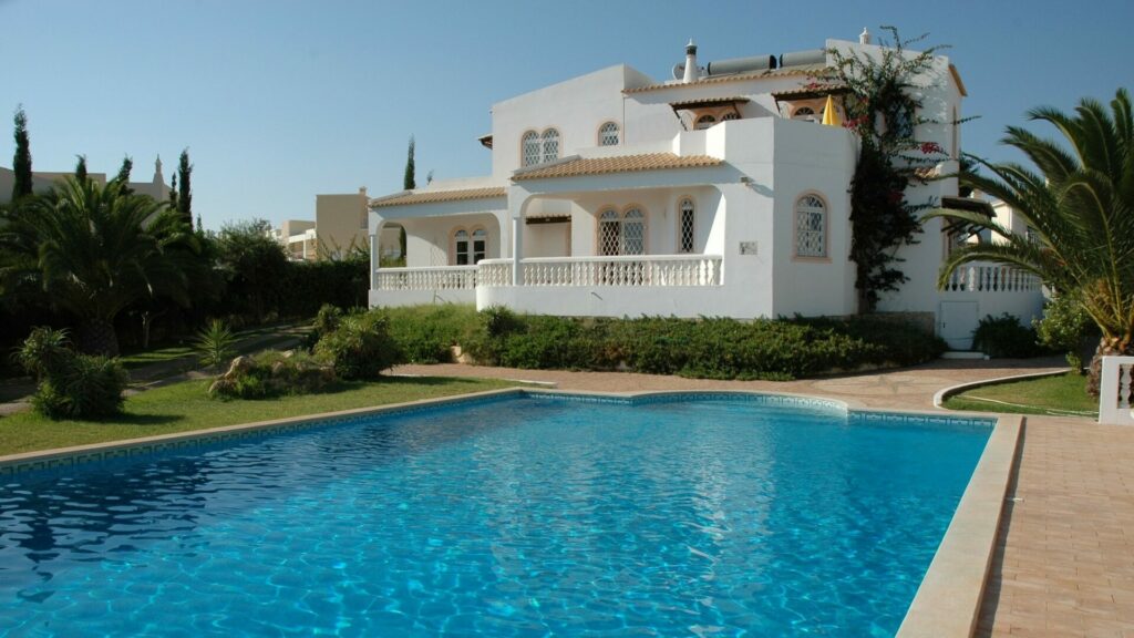 Ceny bytů ve velkých městech tuzemských neustále stoupají, Češi proto svou pozornost obracejí k nemovitostem v zahraničí. Ilustrační foto: Depositphotos.com