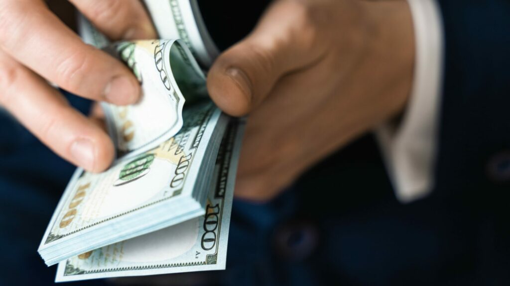 Nejpočetnější skupinu tuzemských dolarových milionářů tvoří ekonomicky aktivní muži ve středním až pozdějším věku, převážně podnikatelé a majitelé firem. Ilustrační foto: Depositphotos.com