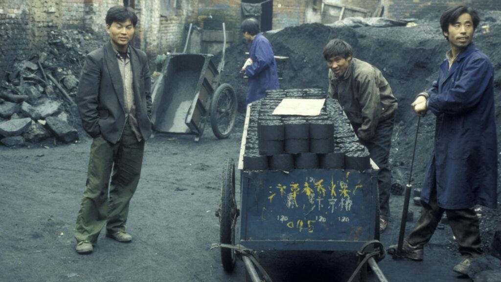 Čína plánuje obří investice do zelené energie, uhlí se ale zatím v žádném případě nevzdává. Ilustrační foto: Depositphotos.com