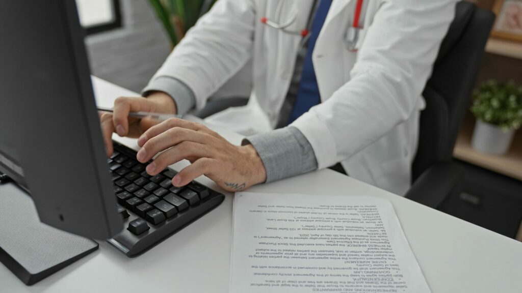 Do své zdravotní dokumentace máte právo nahlížet. Jestliže v ní objevíte něco, co se vám nezdá, lékaře na to upozorněte. Ilustrační foto: Depositphotos.com