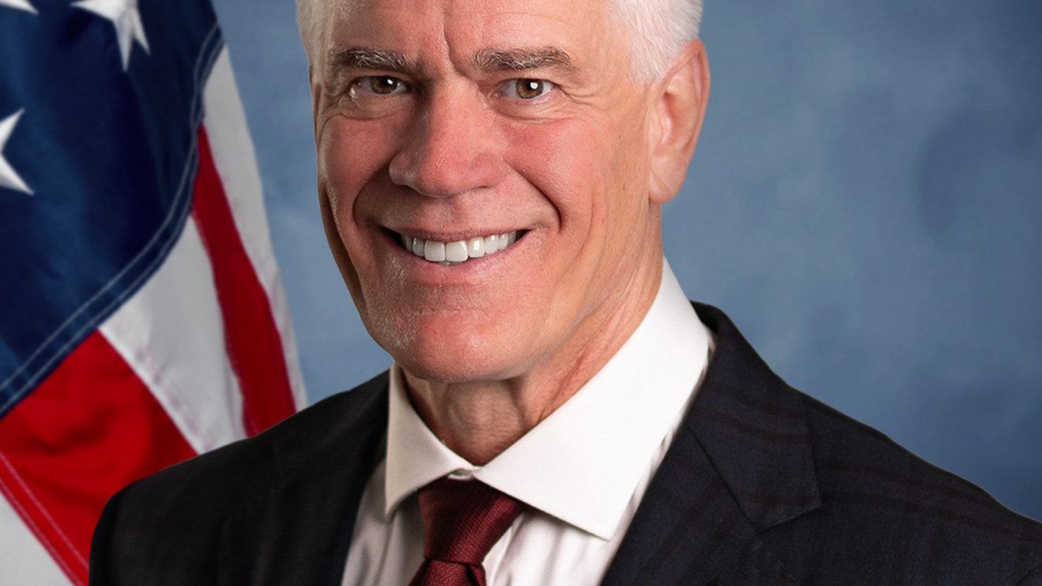 Americký velvyslanec v Česku Nicholas Merrick Babišově vládě důrazně připomněl její závazek vůči spojencům v NATO. Zdroj: United States Department of State – https://cz.usembassy.gov/wp-content/uploads/sites/22/AMB_Merrick_Flag_crop2.jpg, Volné dílo, https://commons.wikimedia.org/w/index.php?curid=178212819