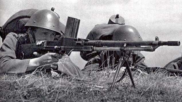 Obránci kasáren měli k dispozici především pušky a dva lehké kulomety vz. 26. Zdroj: Unknown photographer of the Czechoslovak Armed Forces (Československá armáda) – Fronta, Volné dílo, https://commons.wikimedia.org/w/index.php?curid=3324453