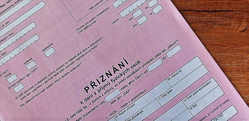 Daňové přiznání asi nepatří mezi oblíbené aktivity nikoho z nás. Cesta, jak na ušetřit, vede přes slevy. Je jich víc, než většina z nás tuší. Ilustrační foto: Depositphotos.com