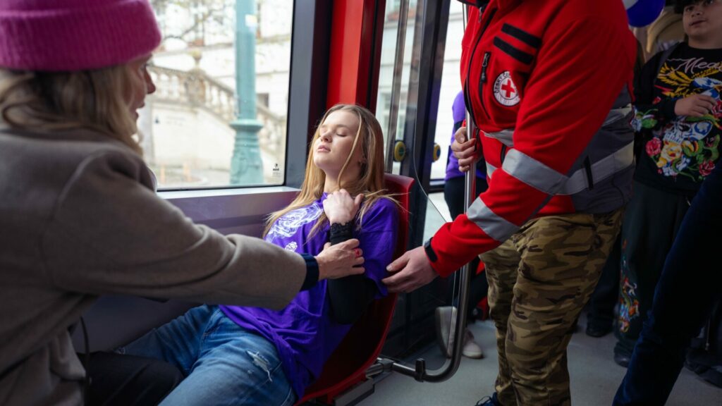 Praktická ukázka, jak reagovat na epileptický záchvat, ve speciální fialové tramvaji. Foto: Marek Koudelka