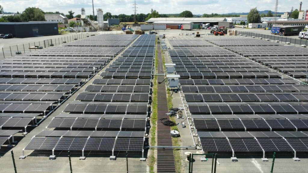 Firemních fotovoltaických elektráren v Česku výrazně přibývá. Ilustrační foto: Greenbuddies, se souáhlasem