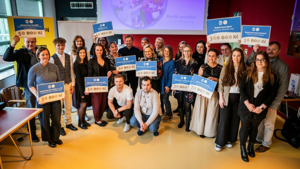 Nadační fond Albert předal symbolické šeky organizacím, které uspěly v programu Bertík pomáhá 2026. Foto: Nadační fond Albert