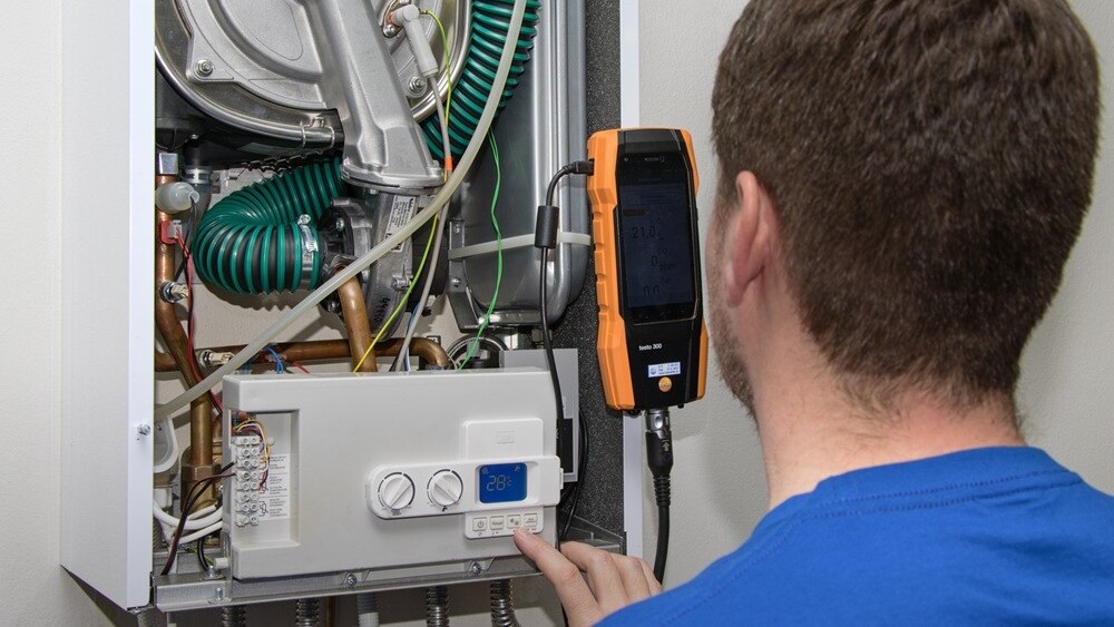 Při pravidelném servisu technik postupně kontroluje všechny klíčové části kotle, které ovlivňují jeho bezpečnost, účinnost i životnost. Foto: Thermona, se souhlasem