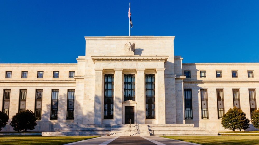 Fed, americká centrální banka, podle očekávání ponechal pásmo pro klíčovou sazbu na 3,50–3,75 procenta. Ilustrační foto: Depositphotos.com