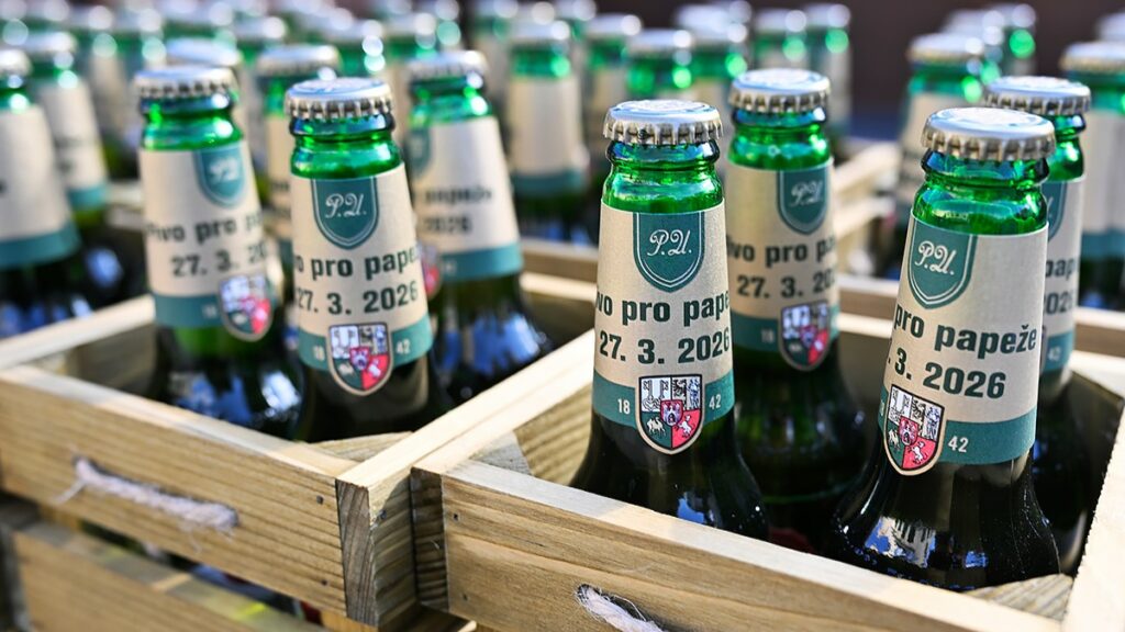 Letošní zásilka plzeňského ležáku pro papeže. Svatý stolec byl odběratelem plzeňského ležáku už koncem 19. století. Foto: Plzeňský Prazdroj, se souhlasem