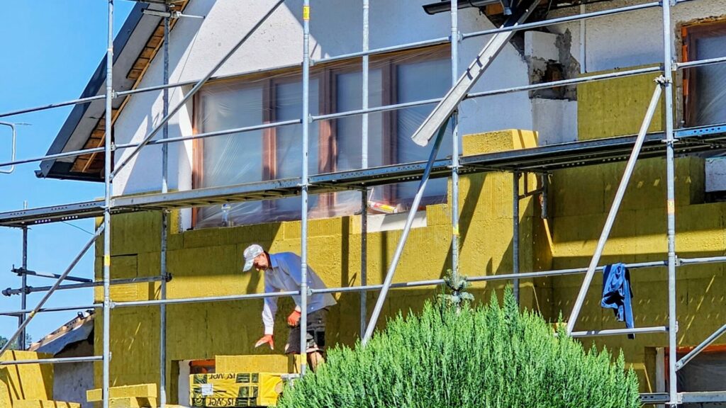 Peníze z programu Nová zelená úsporám slouží také k zateplování domů. Ilustrační foto: faei.cz/Pavel Baroch